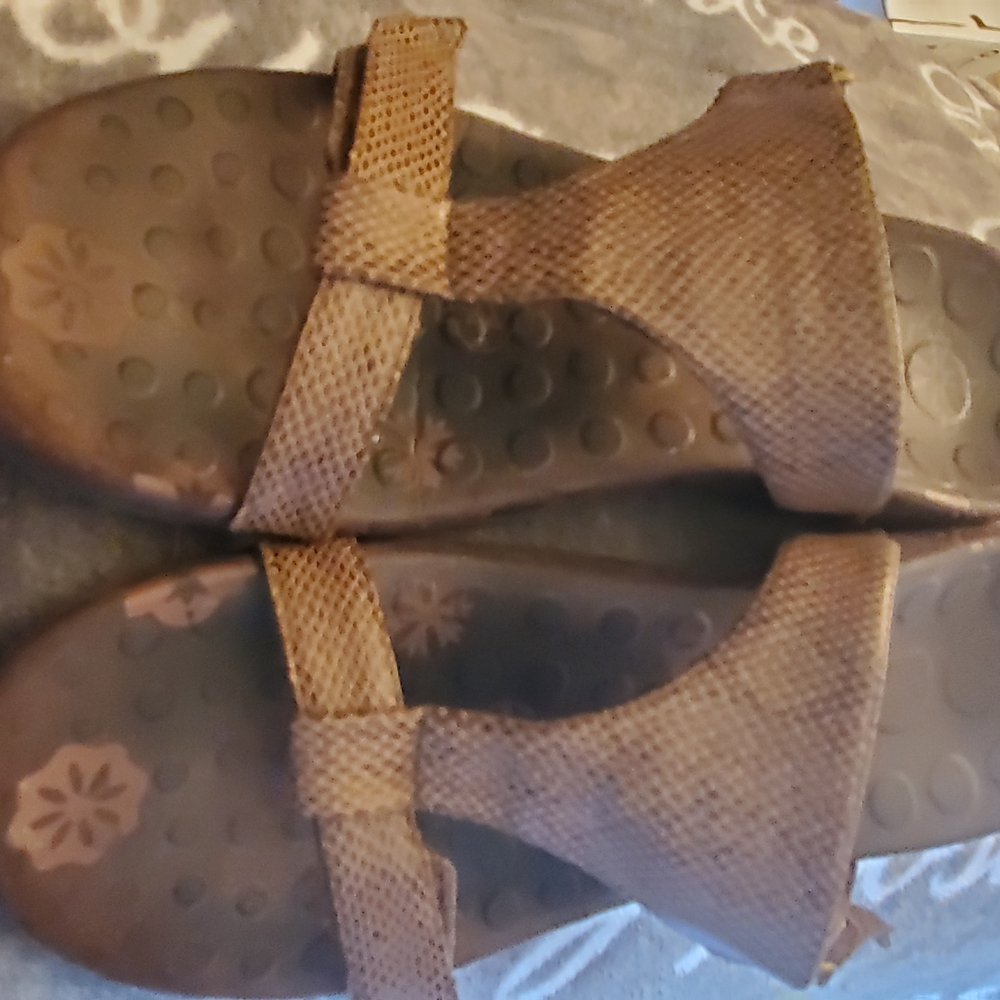 Vionic Tan Textured Sandals